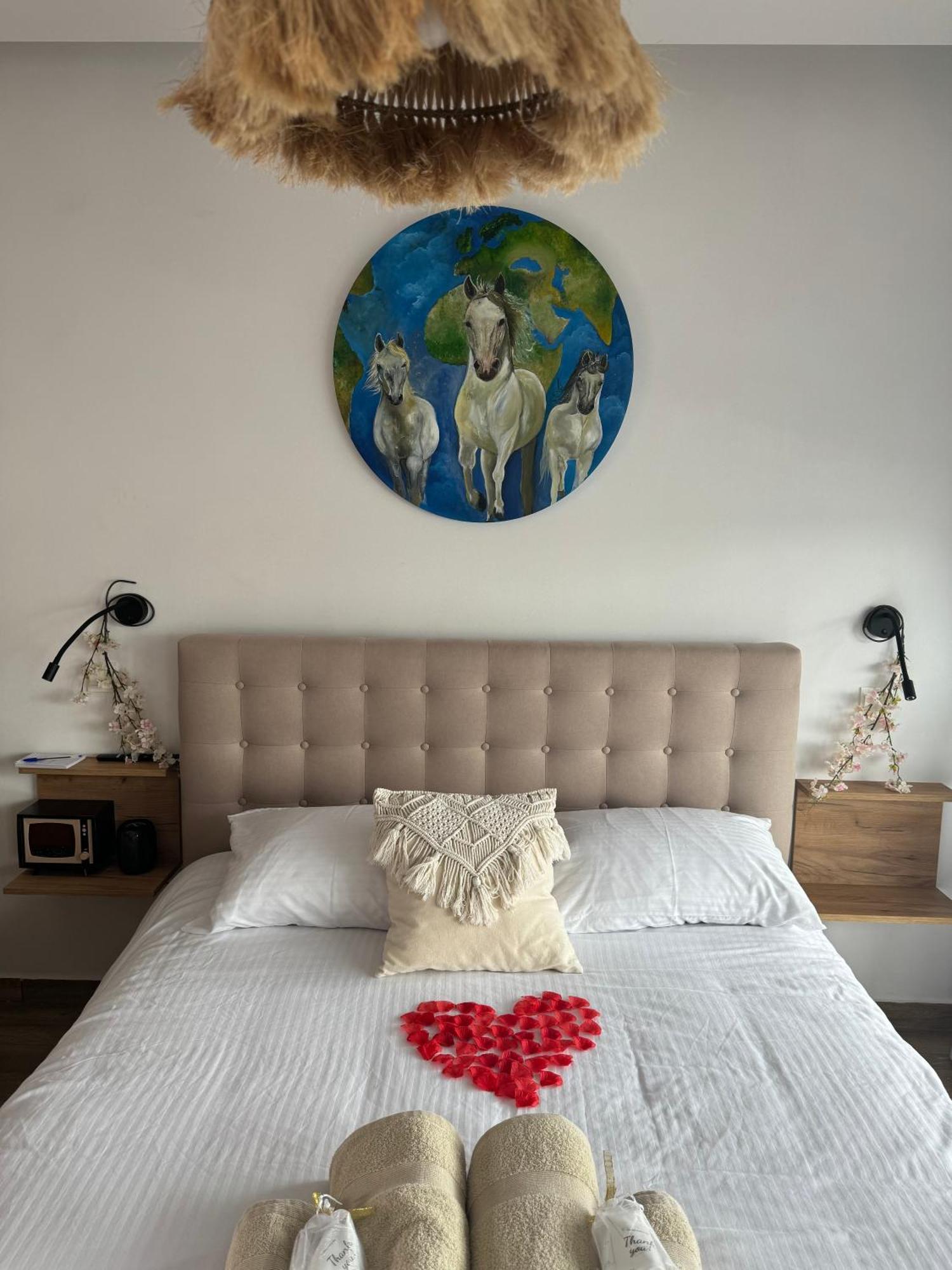Bohemian Rhapsody Apartment Пафос Екстериор снимка