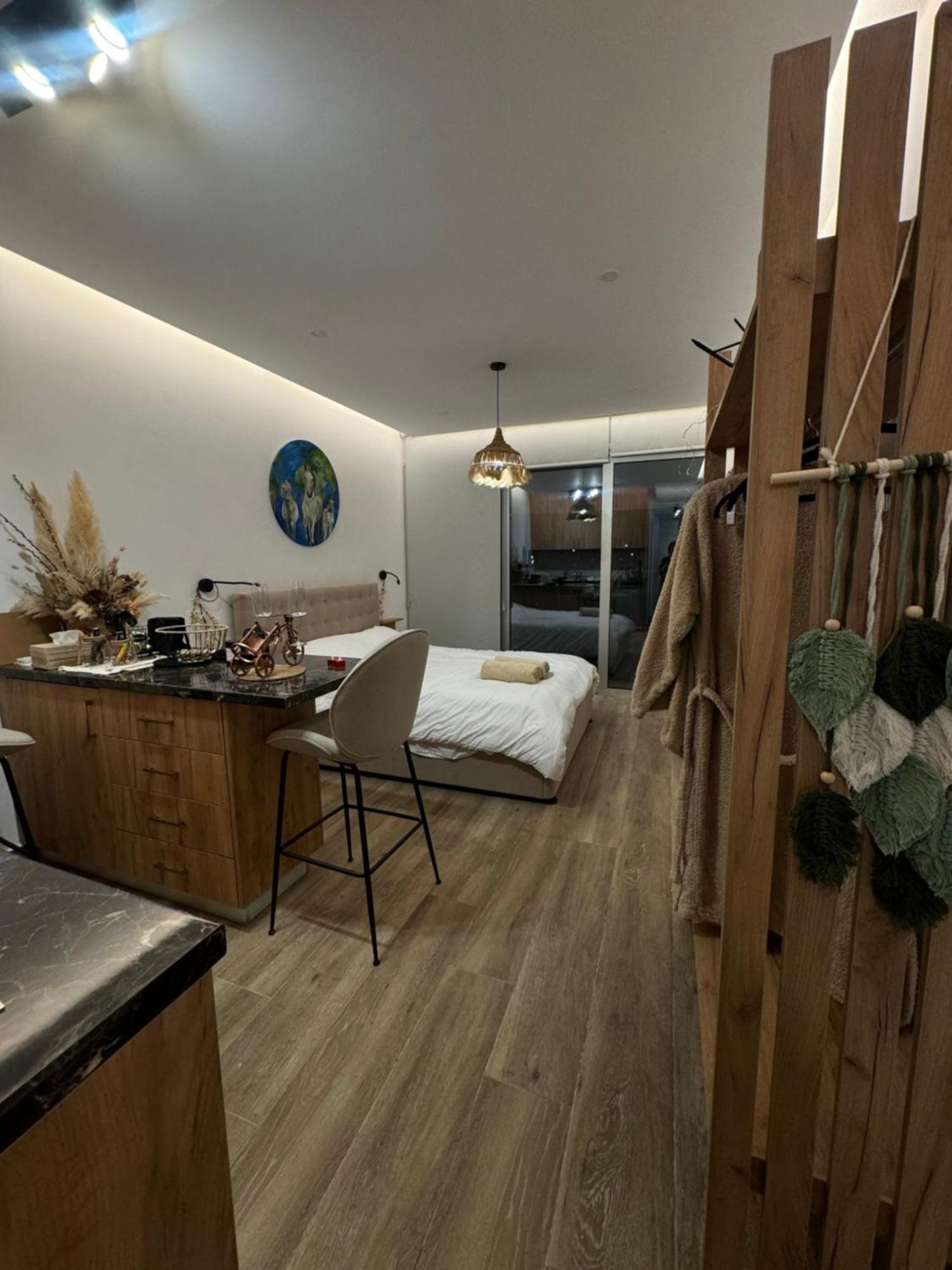 Bohemian Rhapsody Apartment Пафос Екстериор снимка