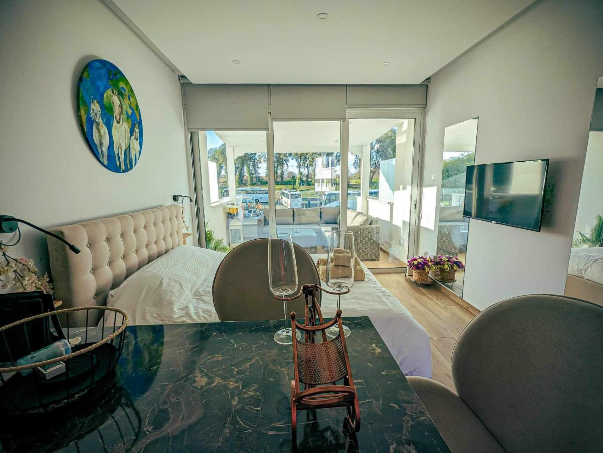 Bohemian Rhapsody Apartment Пафос Екстериор снимка