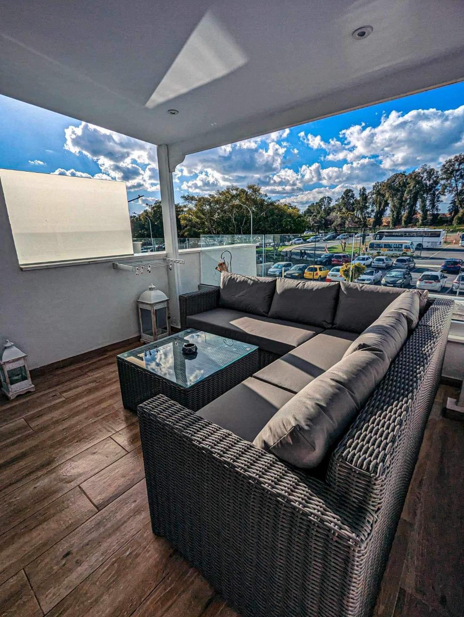 Bohemian Rhapsody Apartment Пафос Екстериор снимка