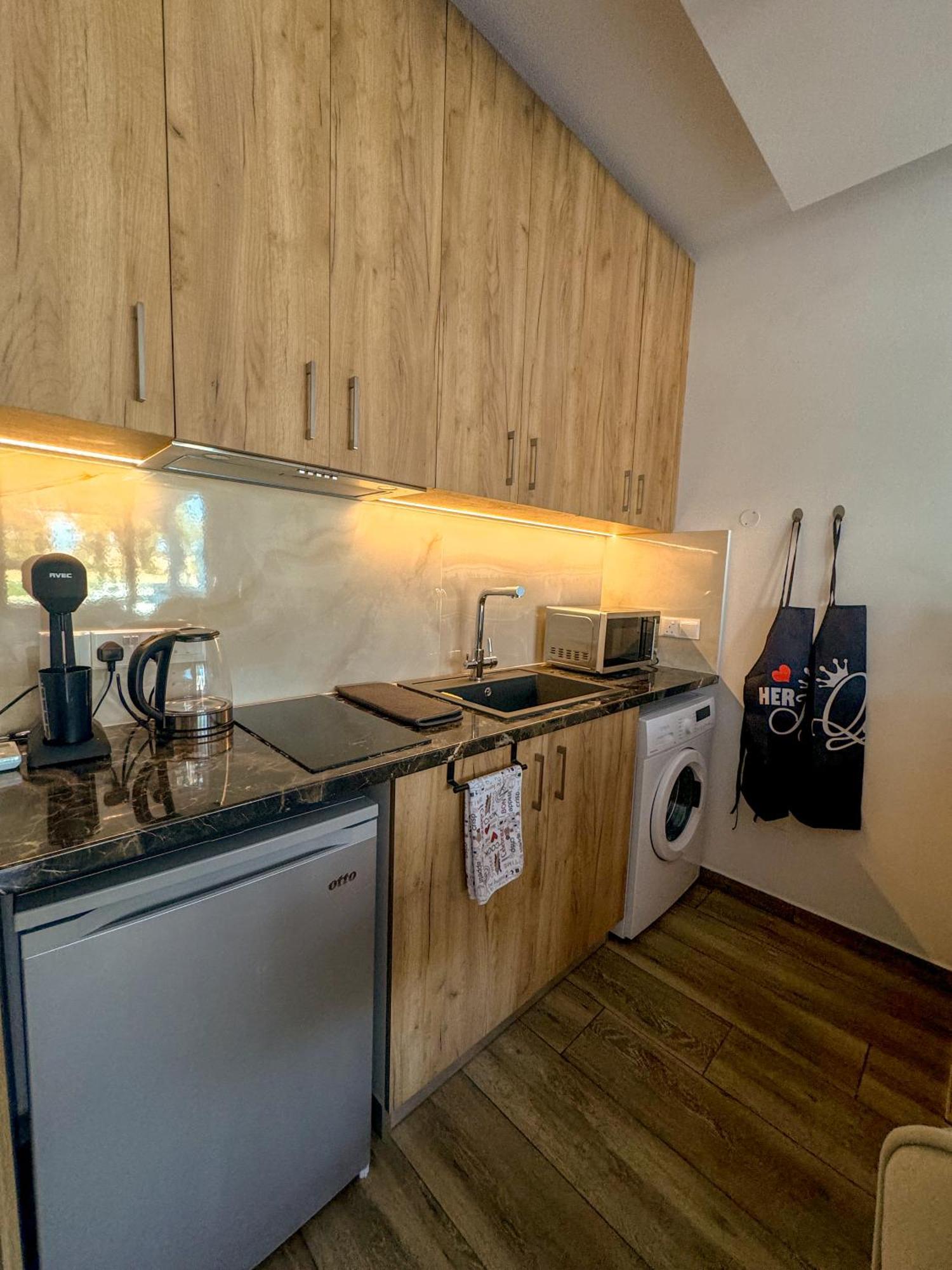 Bohemian Rhapsody Apartment Пафос Екстериор снимка