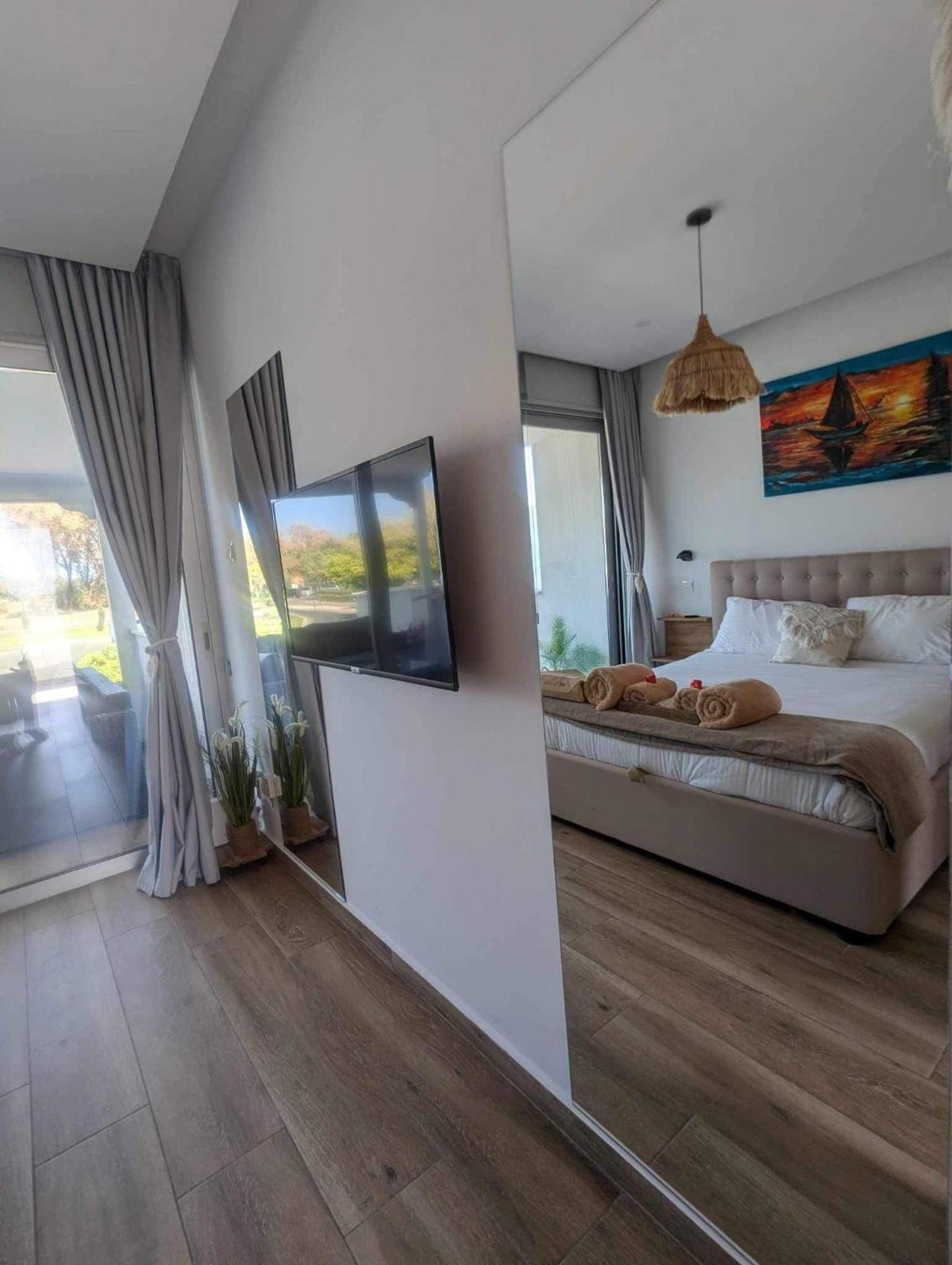 Bohemian Rhapsody Apartment Пафос Екстериор снимка