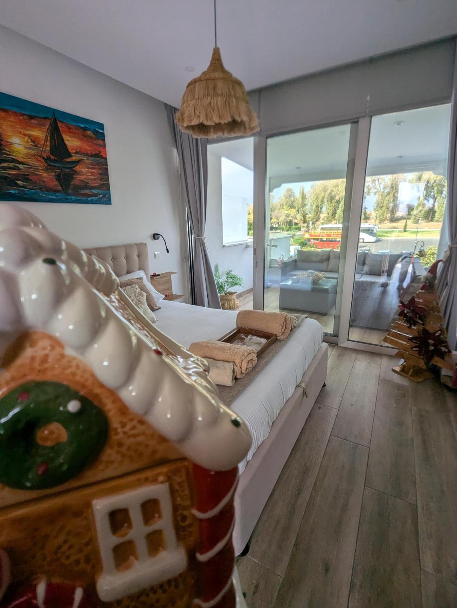 Bohemian Rhapsody Apartment Пафос Екстериор снимка