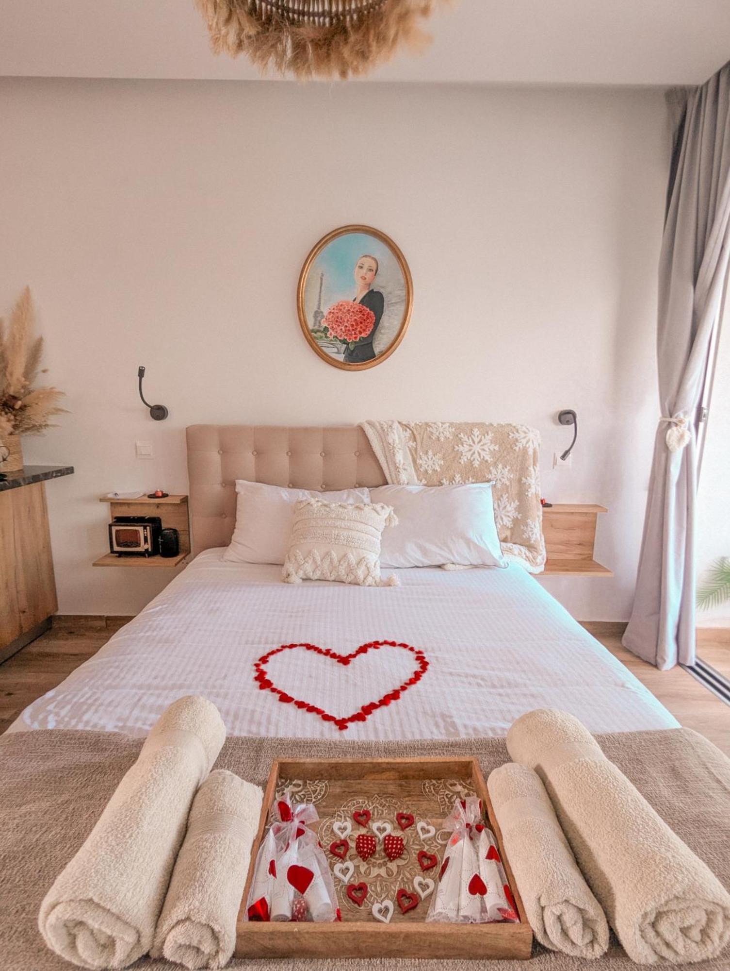 Bohemian Rhapsody Apartment Пафос Екстериор снимка