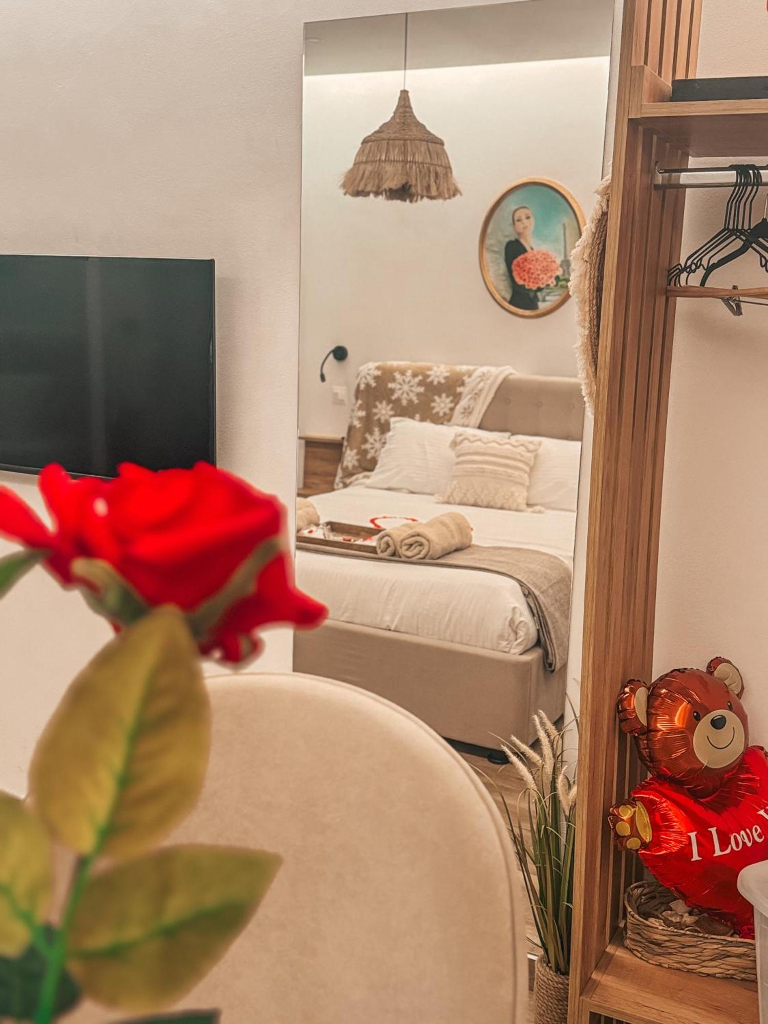 Bohemian Rhapsody Apartment Пафос Екстериор снимка